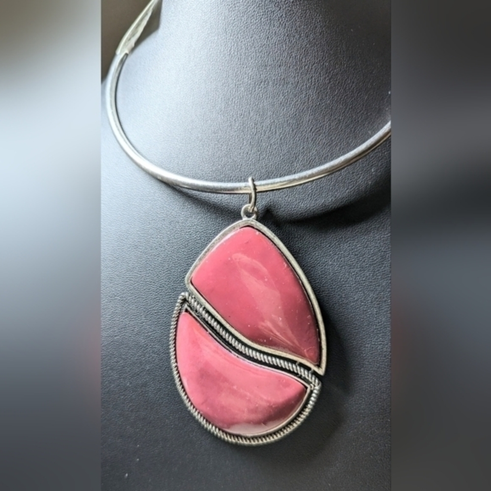 Macy’s Rosy red pendant necklace. On circle of Silvery metal.NWT.